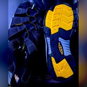 Keen Brand new sandals. Covered toe, Black and yellow. Men sz 12